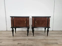 Tables de nuit en noyer de la décennie 1960 avec des dessus en verre.