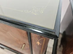 Tables de nuit en noyer de la décennie 1960 avec des dessus en verre.
