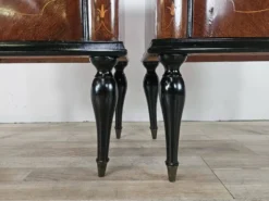 Tables de nuit en noyer de la décennie 1960 avec des dessus en verre.