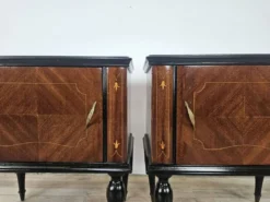 Tables de nuit en noyer de la décennie 1960 avec des dessus en verre.