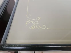 Tables de nuit en noyer de la décennie 1960 avec des dessus en verre.