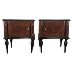 Tables de nuit en noyer de la décennie 1960 avec des dessus en verre.