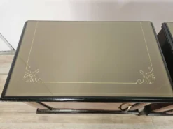 Tables de nuit en noyer de la décennie 1960 avec des dessus en verre.
