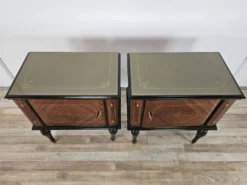 Tables de nuit en noyer de la décennie 1960 avec des dessus en verre.