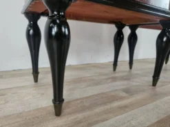 Tables de nuit en noyer de la décennie 1960 avec des dessus en verre.