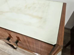 Tables de nuit en placage de noyer des années 1960 avec des dessus en verre.