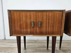 Tables de nuit en placage de noyer des années 1960 avec des dessus en verre.