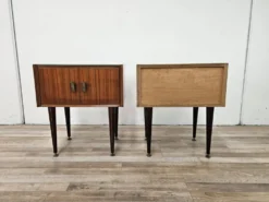 Tables de nuit en placage de noyer des années 1960 avec des dessus en verre.