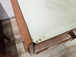 Tables de nuit en placage de noyer des années 1960 avec des dessus en verre.