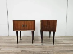 Tables de nuit en placage de noyer des années 1960 avec des dessus en verre.