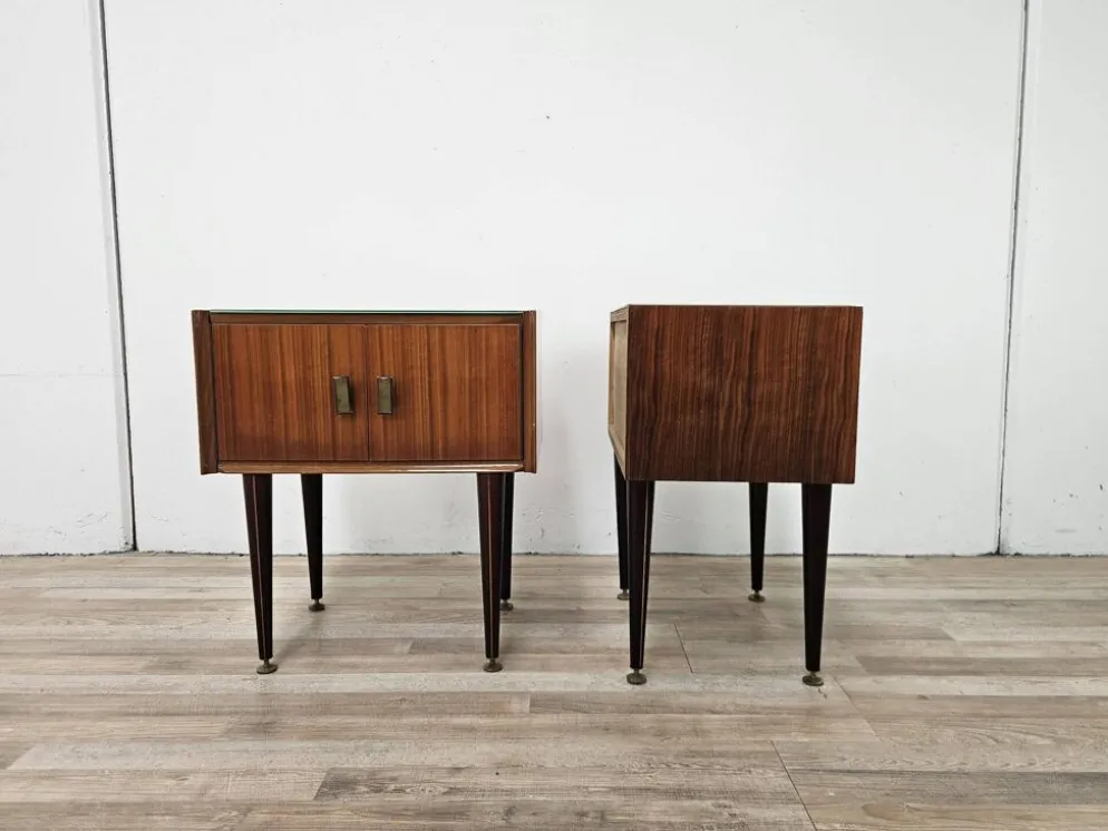 Tables de nuit en placage de noyer des années 1960 avec des dessus en verre.