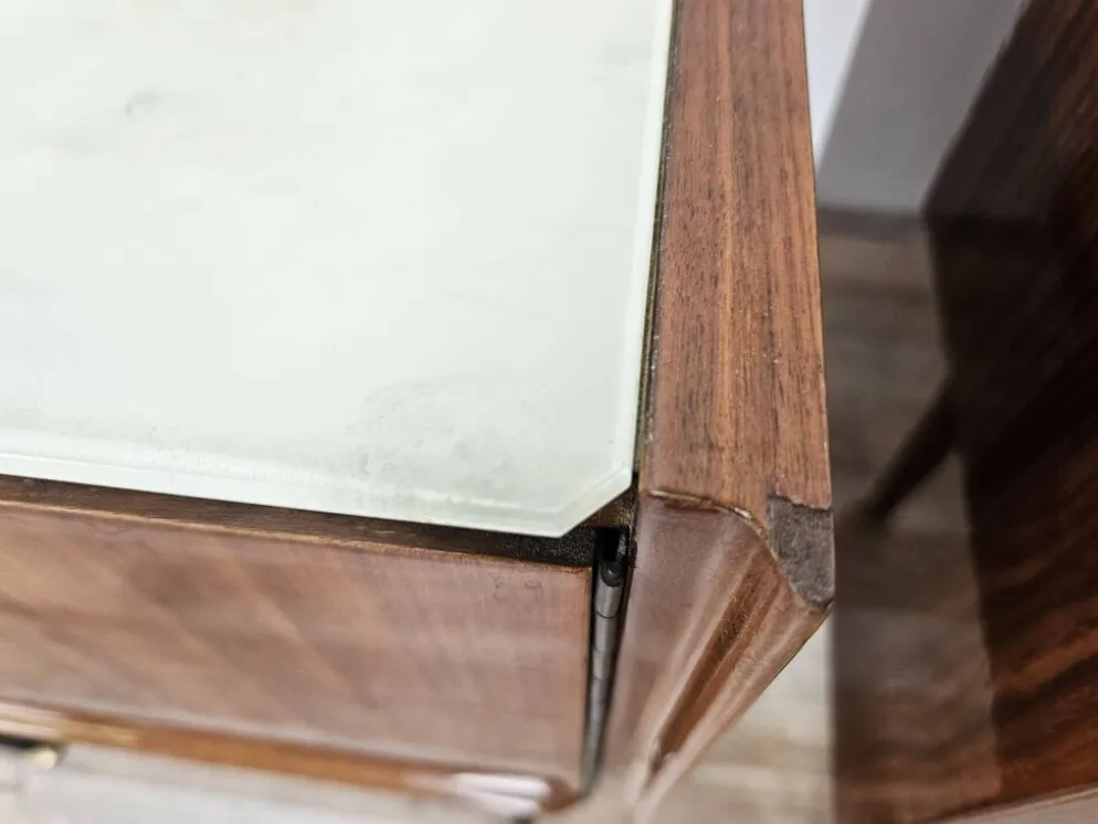 Tables de nuit en placage de noyer des années 1960 avec des dessus en verre.