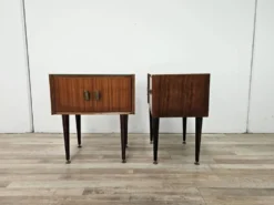 Tables de nuit en placage de noyer des années 1960 avec des dessus en verre.