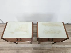 Tables de nuit en placage de noyer des années 1960 avec des dessus en verre.