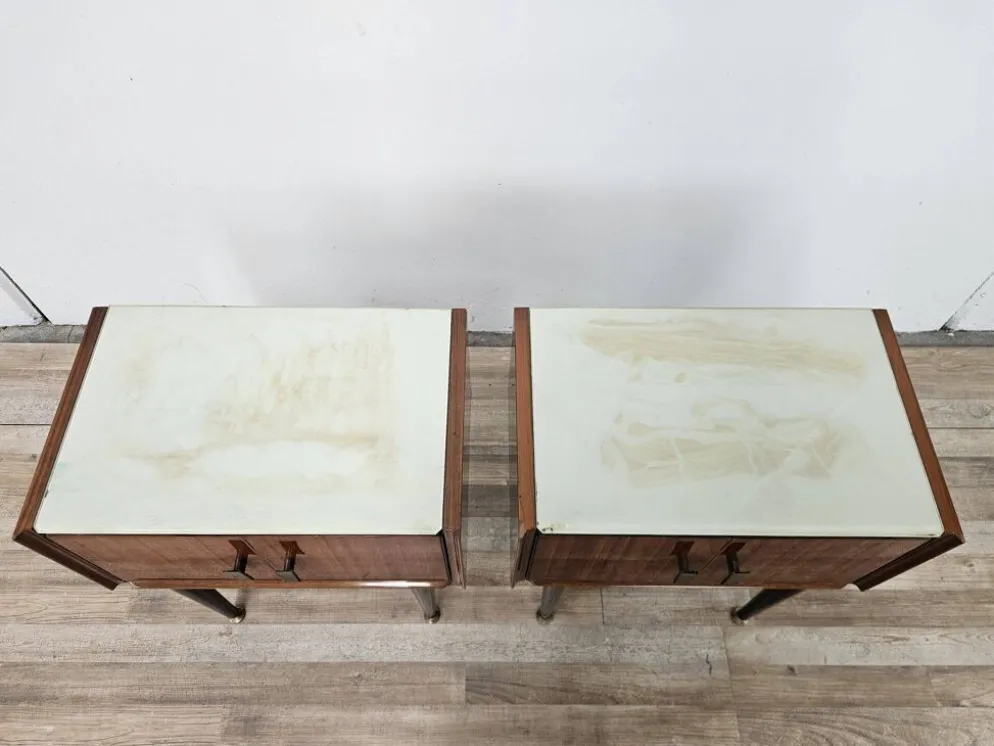 Tables de nuit en placage de noyer des années 1960 avec des dessus en verre.