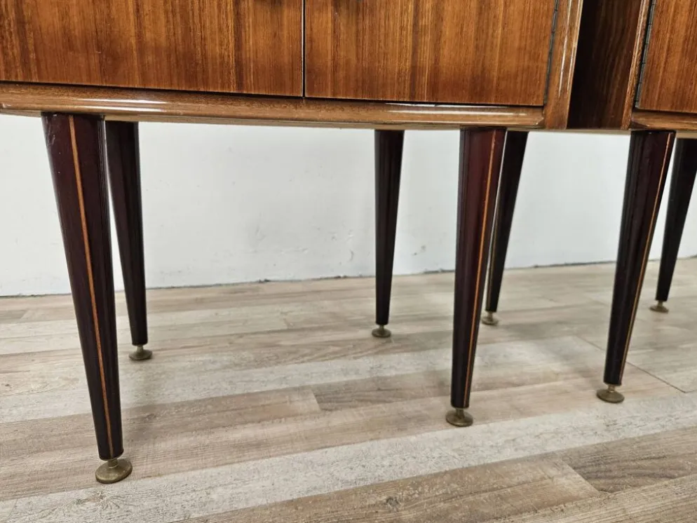 Tables de nuit en placage de noyer des années 1960 avec des dessus en verre.