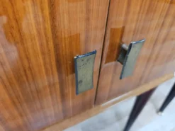 Tables de nuit en placage de noyer des années 1960 avec des dessus en verre.
