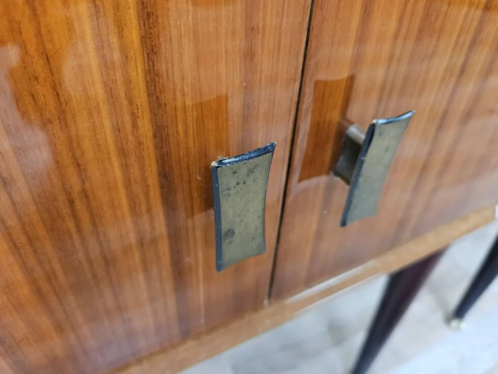 Tables de nuit en placage de noyer des années 1960 avec des dessus en verre.