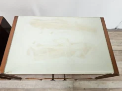 Tables de nuit en placage de noyer des années 1960 avec des dessus en verre.