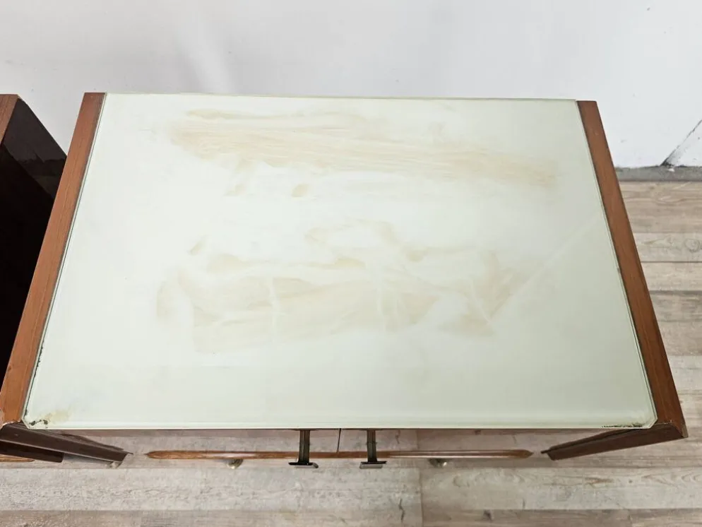 Tables de nuit en placage de noyer des années 1960 avec des dessus en verre.
