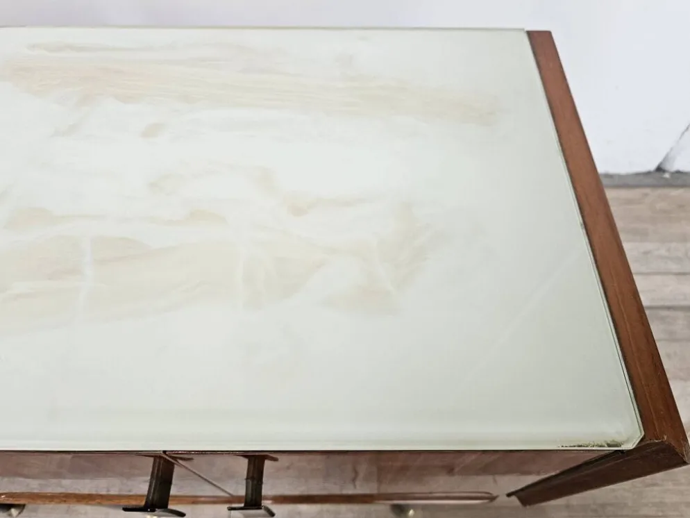 Tables de nuit en placage de noyer des années 1960 avec des dessus en verre.
