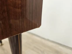 Tables de nuit en placage de noyer des années 1960 avec des dessus en verre.