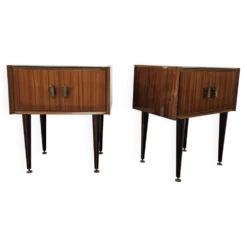 Tables de nuit en placage de noyer des années 1960 avec des dessus en verre.