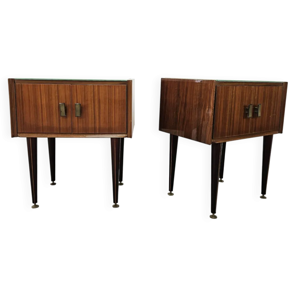 Tables de nuit en placage de noyer des années 1960 avec des dessus en verre.