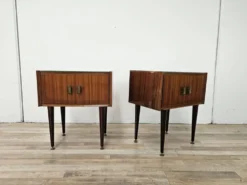 Tables de nuit en placage de noyer des années 1960 avec des dessus en verre.