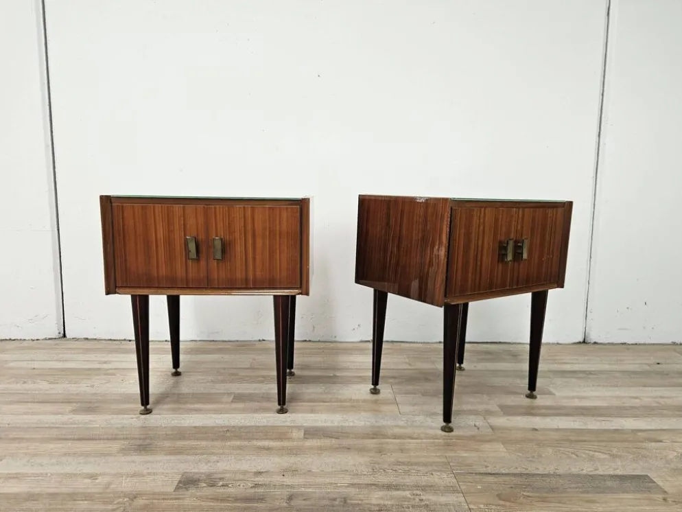 Tables de nuit en placage de noyer des années 1960 avec des dessus en verre.