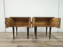Tables de nuit en placage de noyer des années 1960 avec des dessus en verre.