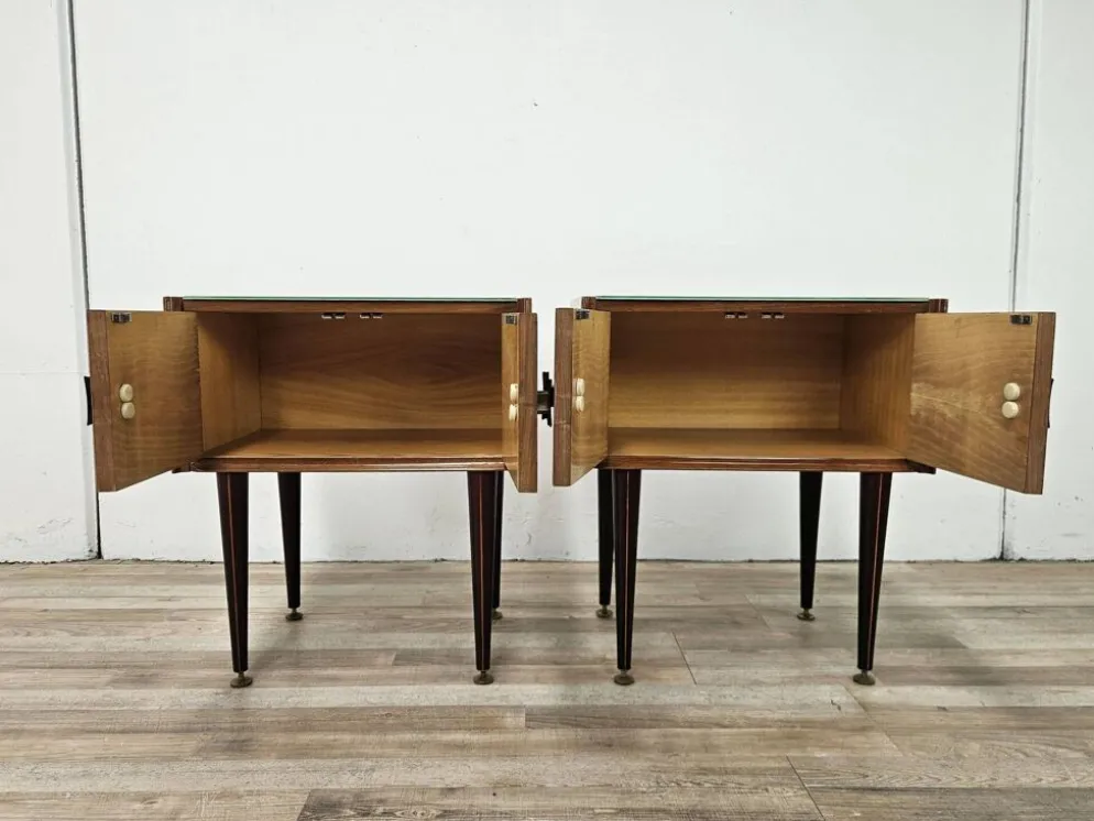 Tables de nuit en placage de noyer des années 1960 avec des dessus en verre.