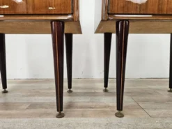 Tables de nuit en placage de noyer des années 1960 avec des dessus en verre.