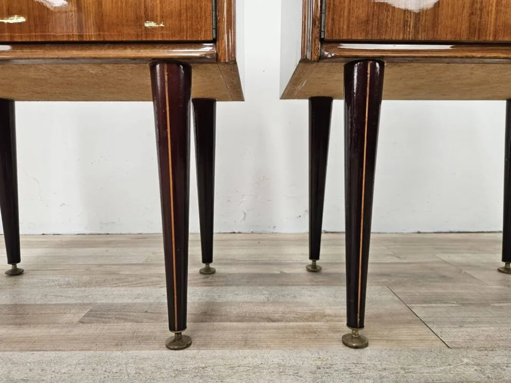 Tables de nuit en placage de noyer des années 1960 avec des dessus en verre.