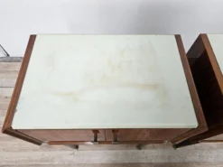 Tables de nuit en placage de noyer des années 1960 avec des dessus en verre.