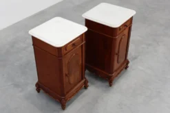 Tables de nuit Louis XV avec plateau en marbre de Carrare, France vers 1890.
