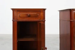Tables de nuit Louis XV avec plateau en marbre de Carrare, France vers 1890.