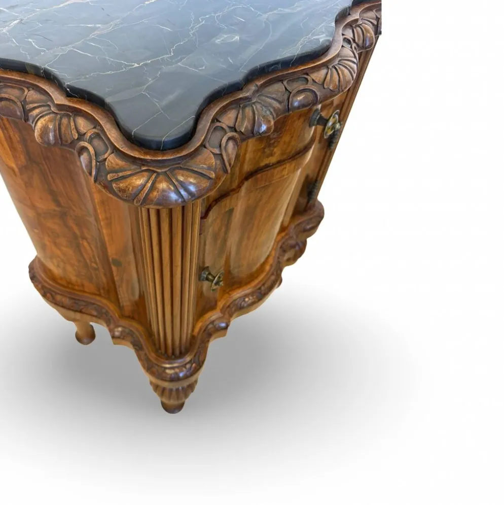 Tables de nuit serpentine en noyer Art déco, années 1920