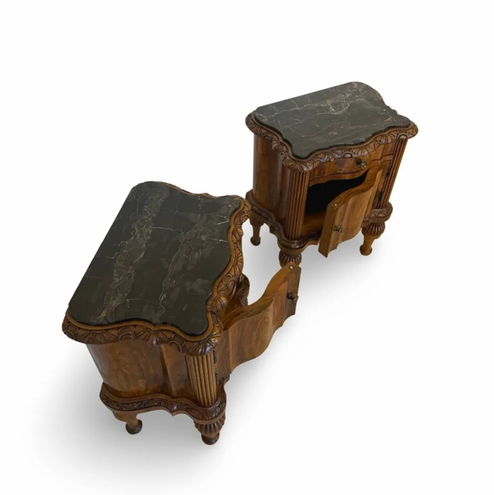Tables de nuit serpentine en noyer Art déco, années 1920