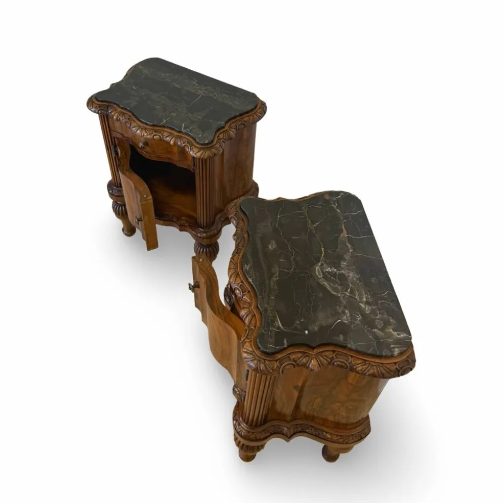 Tables de nuit serpentine en noyer Art déco, années 1920