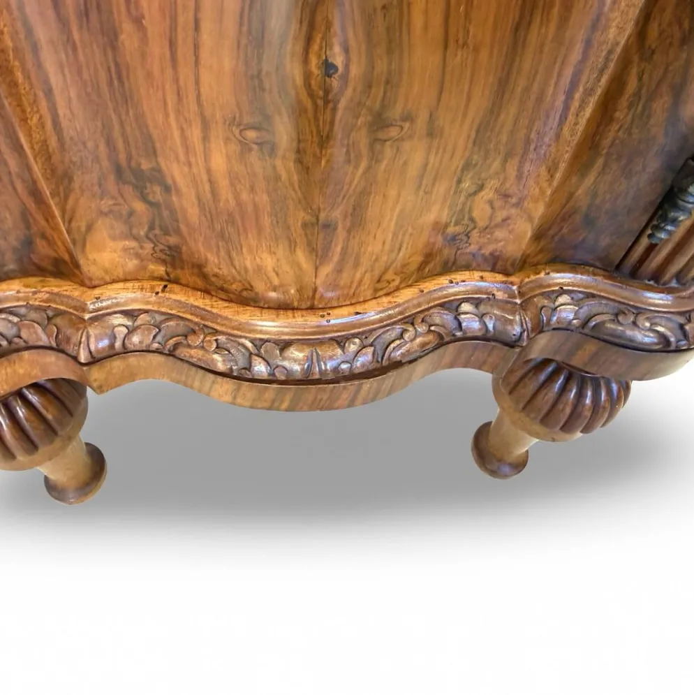 Tables de nuit serpentine en noyer Art déco, années 1920