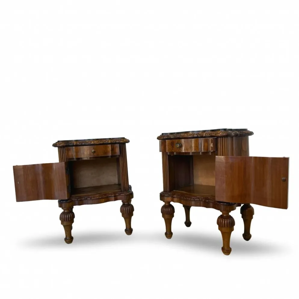 Tables de nuit serpentine en noyer Art déco, années 1920