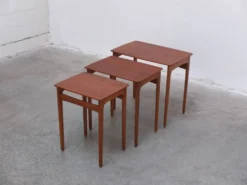 Tables emboîtées en teck et chêne par Svend Åge Madsen, années 1960.