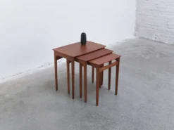Tables emboîtées en teck et chêne par Svend Åge Madsen, années 1960.
