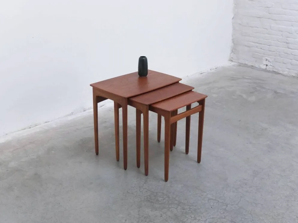Tables emboîtées en teck et chêne par Svend Åge Madsen, années 1960.