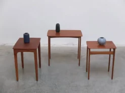 Tables emboîtées en teck et chêne par Svend Åge Madsen, années 1960.