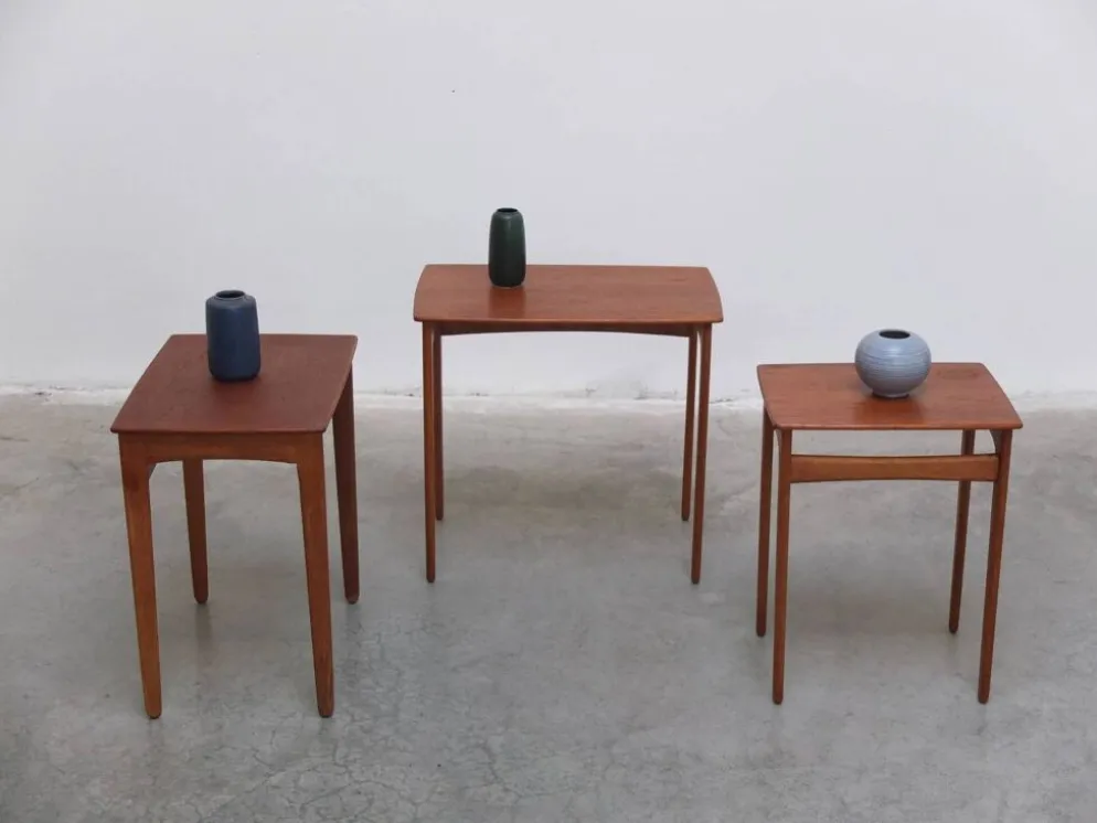 Tables emboîtées en teck et chêne par Svend Åge Madsen, années 1960.