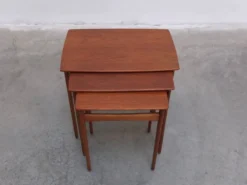 Tables emboîtées en teck et chêne par Svend Åge Madsen, années 1960.