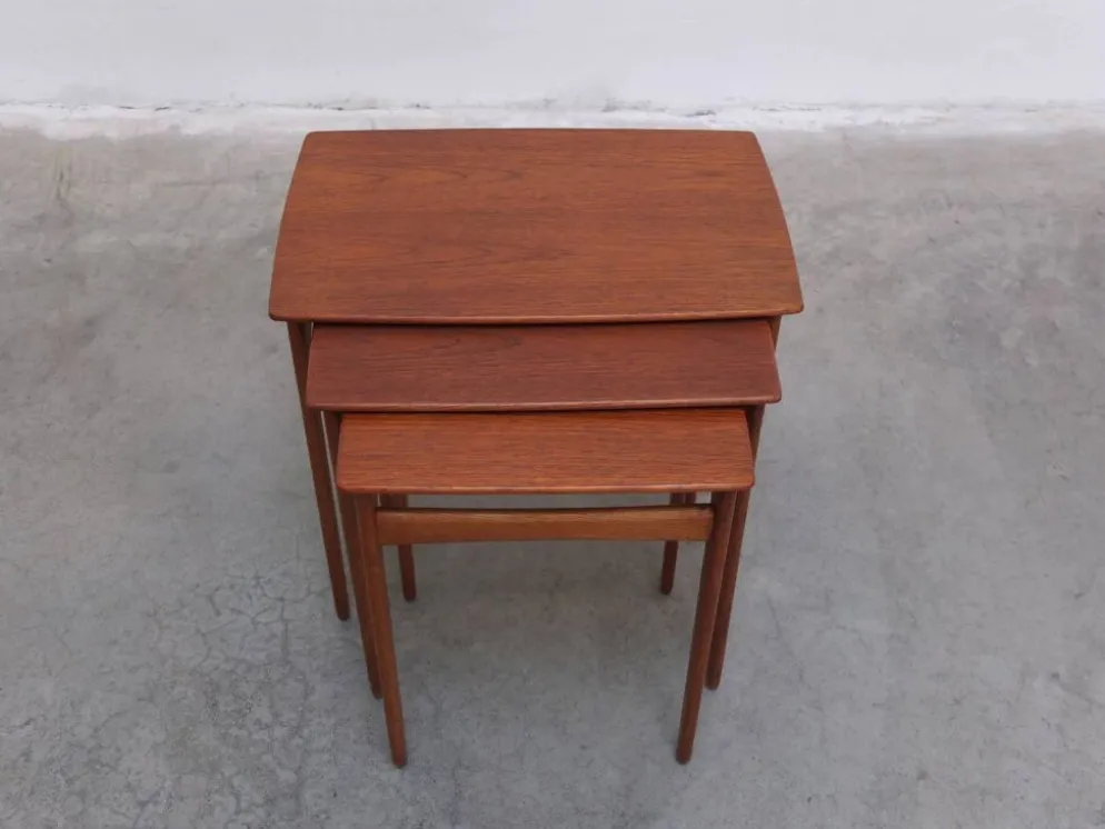 Tables emboîtées en teck et chêne par Svend Åge Madsen, années 1960.