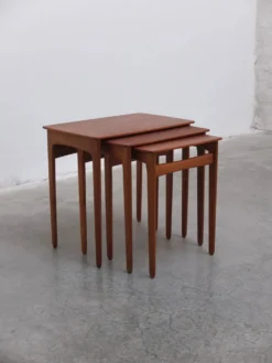Tables emboîtées en teck et chêne par Svend Åge Madsen, années 1960.